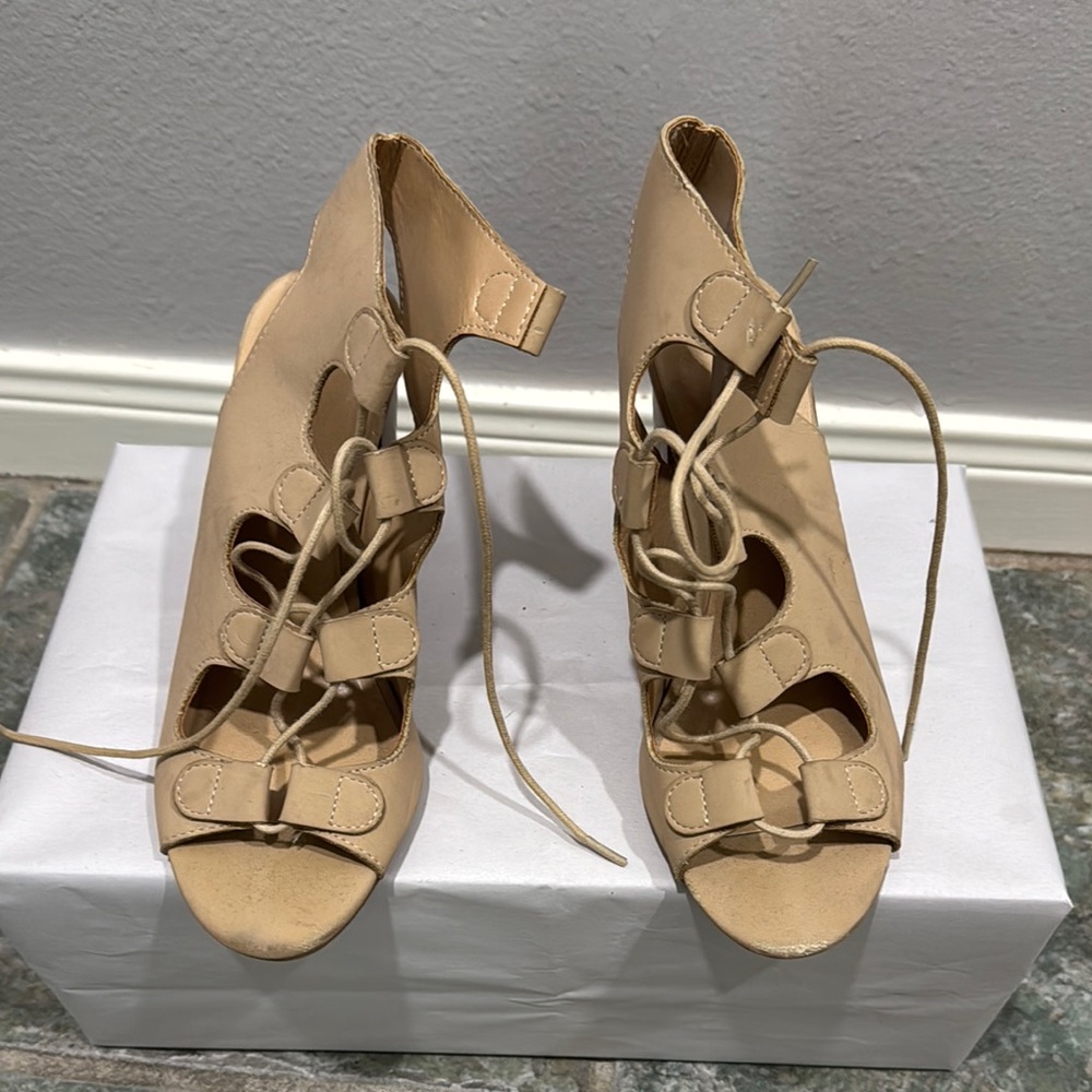 Elegant Tan Women's Lace-Up Sandals